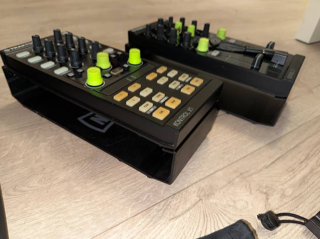 Console di mixaggio: Native instruments Traktor X1 MK2, F1, Z1, Audio A2 – Usato da Viganello venduto da djr_r2cy 1
