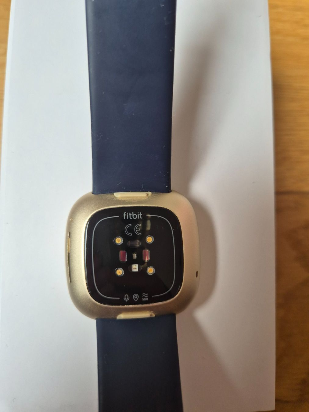 Fitbit Montres: Fitbit Versa 3 Smartwatch gold mit blauem Armband – D'occasion à Mollis par Kekie 1