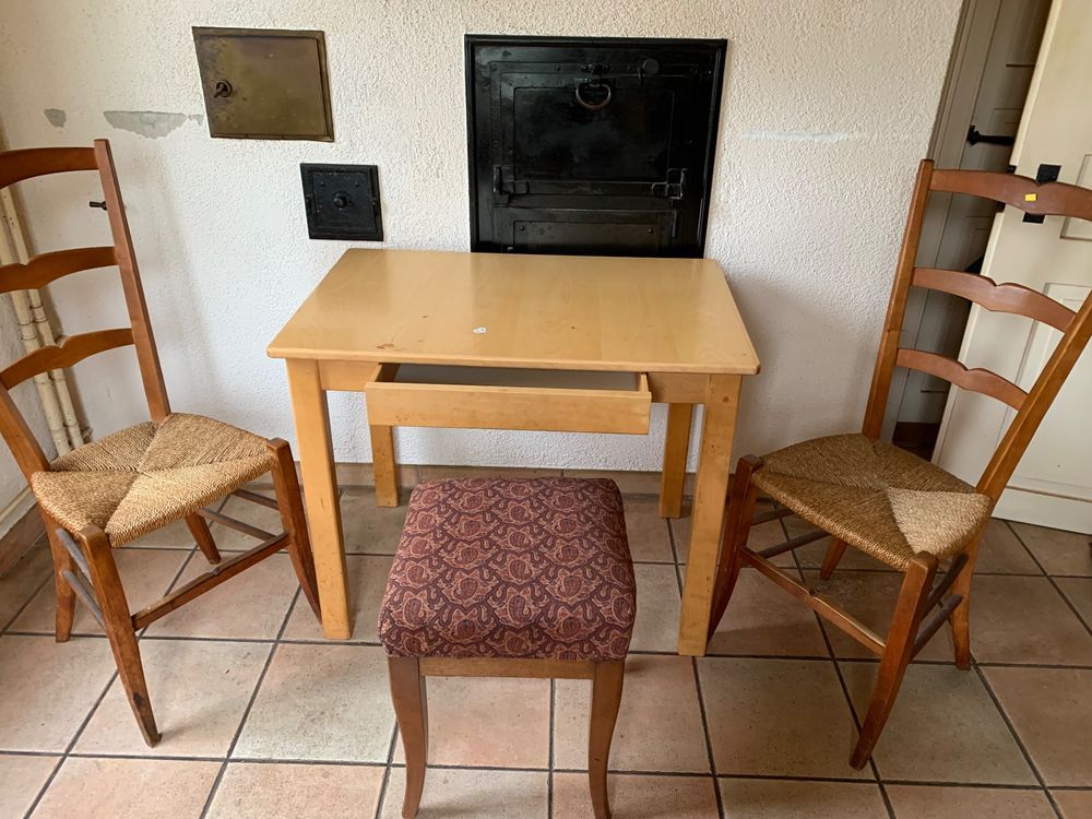 Tisch mit 2 alten Tessiner Stühlen und Hocker | Kaufen auf Ricardo
