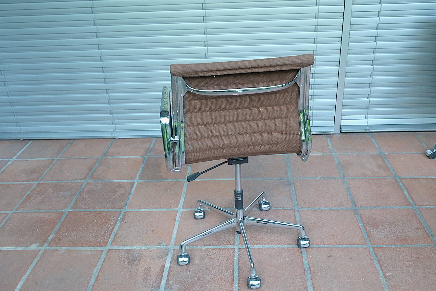 Eames Poltrone: Vitra Eames Aluminium Office Chair EA 117 – Usato da Bern venduto da secondchoice 4