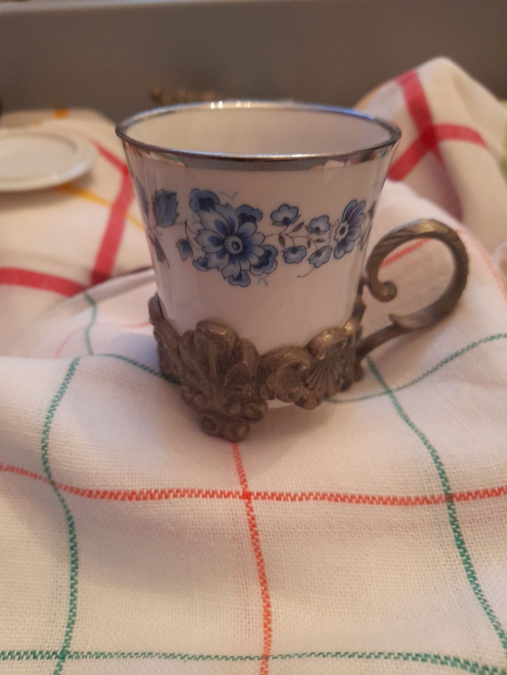 Set di piatti: Jugendstil Tassen mit Halterung und ein Milchkännchen – Usato da Basel venduto da ARTICTED