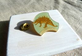 • Tuojiangosaurus Reptil Saurier Versand möglich   Pin A1.45