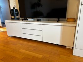 Modernes weisses TV-Lowboard mit viel Stauraum