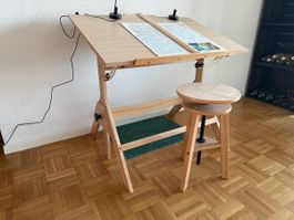 Verstellbarer Zeichentisch mit Hocker (Marke: Meeden)