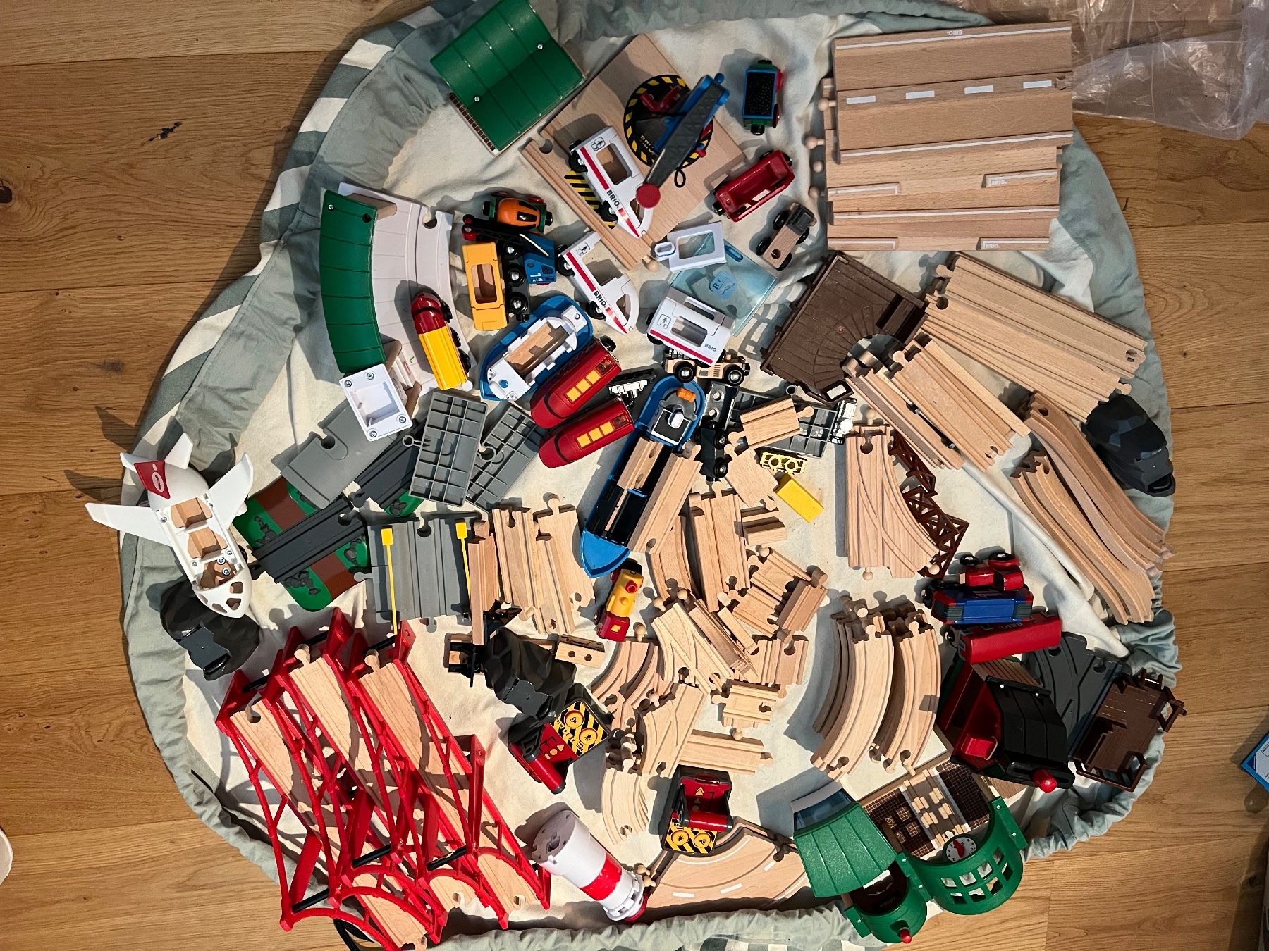 Brio Giocattoli: Grosses Brio Eisenbahnset inkl. Spieldecke – Usato da Spiez venduto da nkf_n7nd