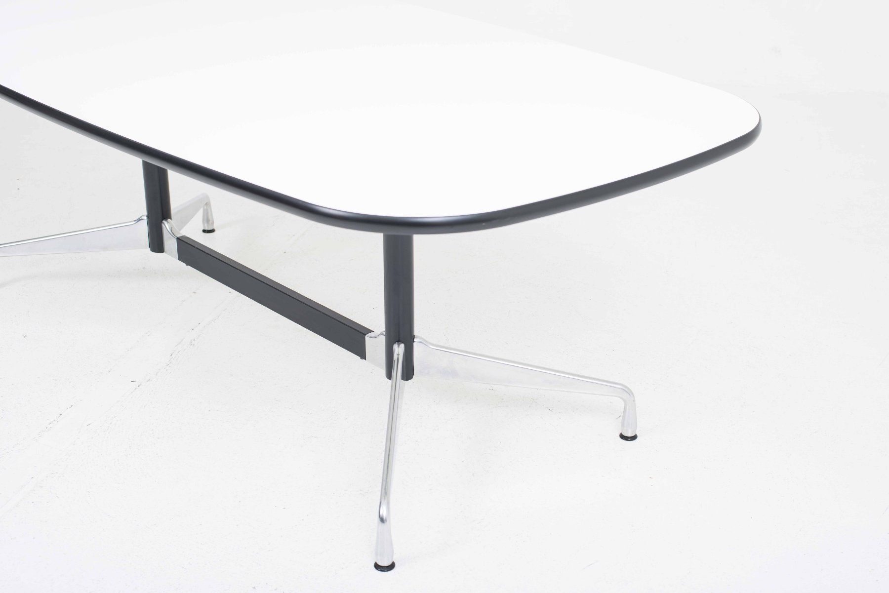 Vitra Tavoli: Vitra Segmented Table von Charles & Ray Eames – Usato da Zürich venduto da STUZH38 4