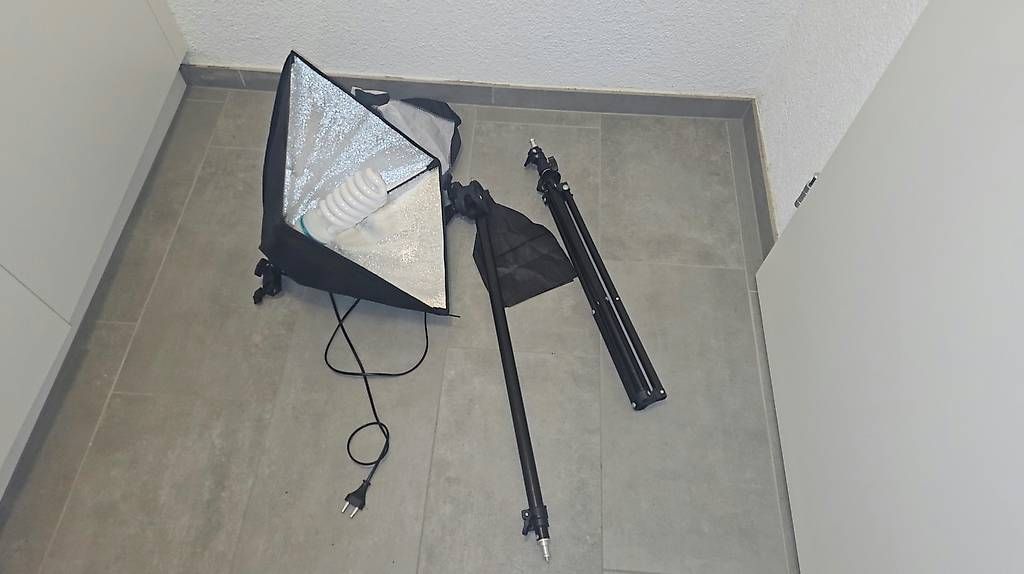 Lampade: 105W Dauerlicht mit 40cm Softbox und Stativ – Usato da Luterbach venduto da akvp17