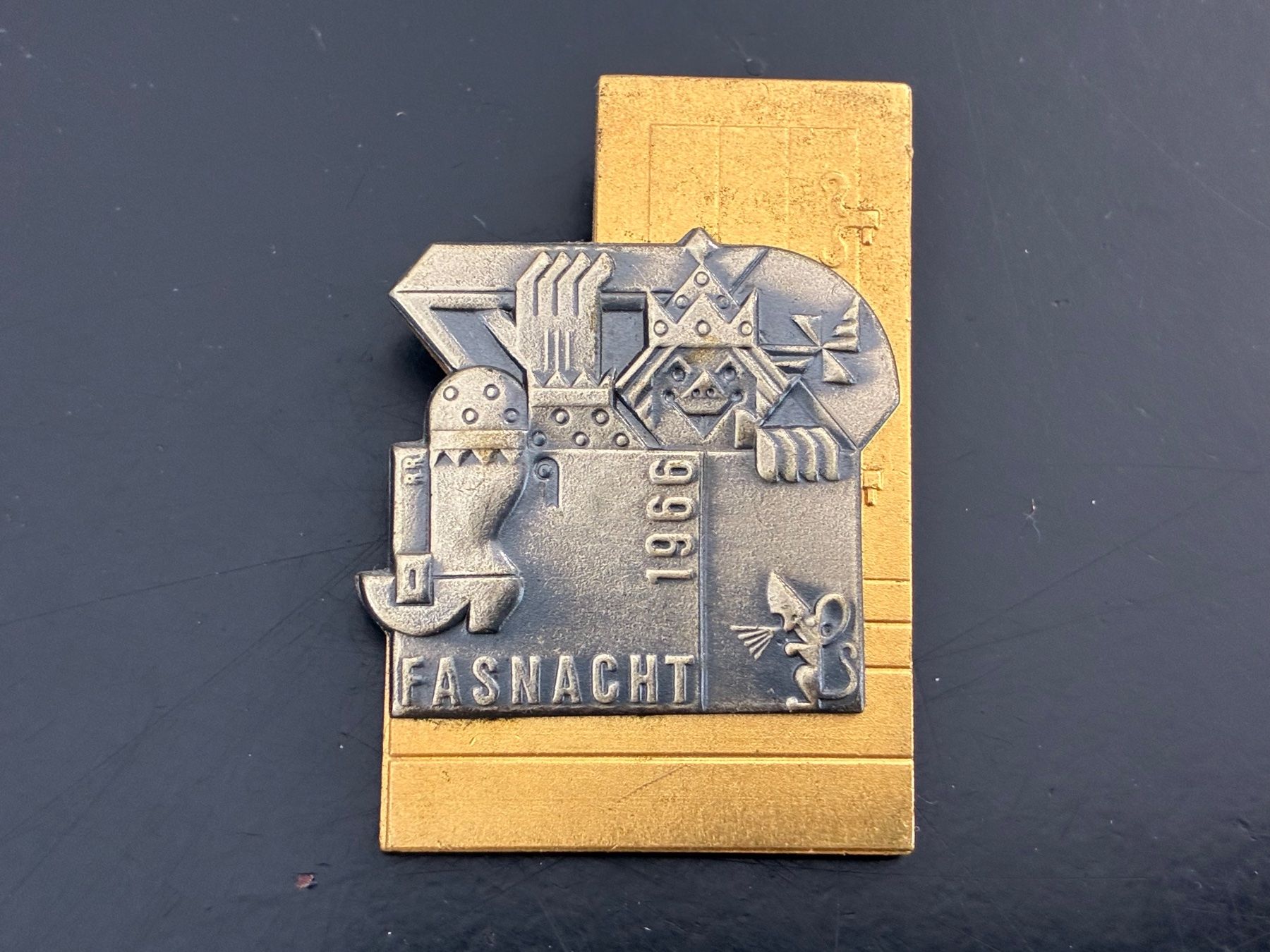 Placchette & Badge: Basler Gold-Fasnachtsplakette 1966 – Usato da Riehen venduto da freestyle_buttons