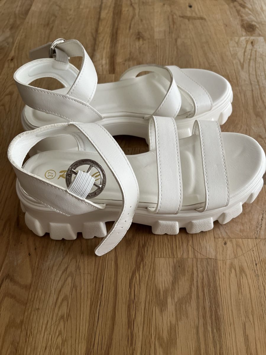 Scarpe da donna: Plateau Sandalen Gr. 37 weiss – Nuovo (secondo la descrizione) da Aarau Rohr venduto da Sara039