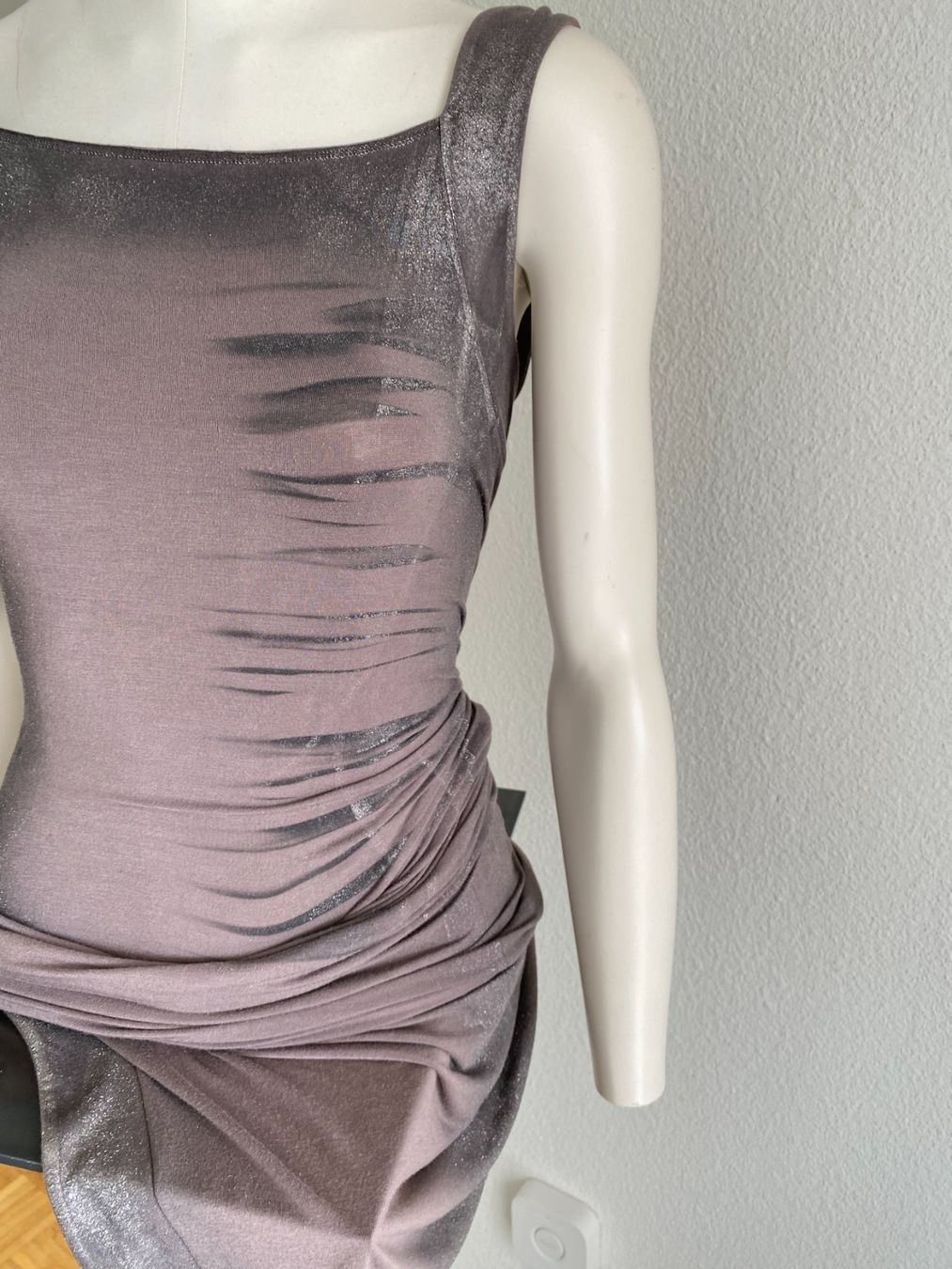 Issey Miyake Vestiti: Issey Miyake langes Strechkleid mit Seitenschlitz – Usato da Zürich venduto da Gemi 6