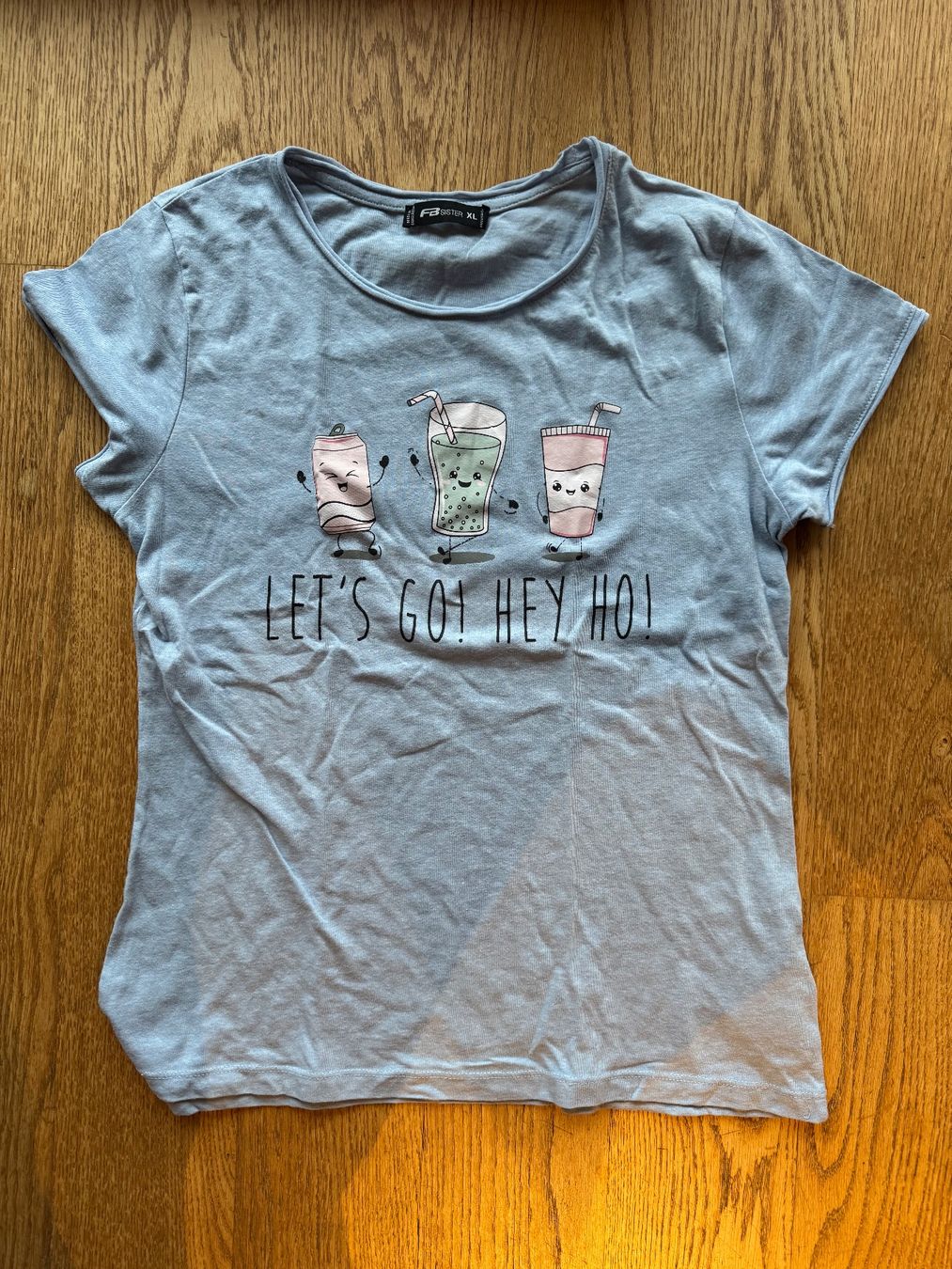 Blusen, T-Shirts & Tops: T-Shirt "Let's Go Hey Ho!" – Gebraucht aus Riedholz von emm_22qn