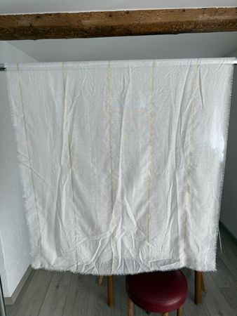 Écharpe Morgan blanche légère avec fils dorés, parfait pour 