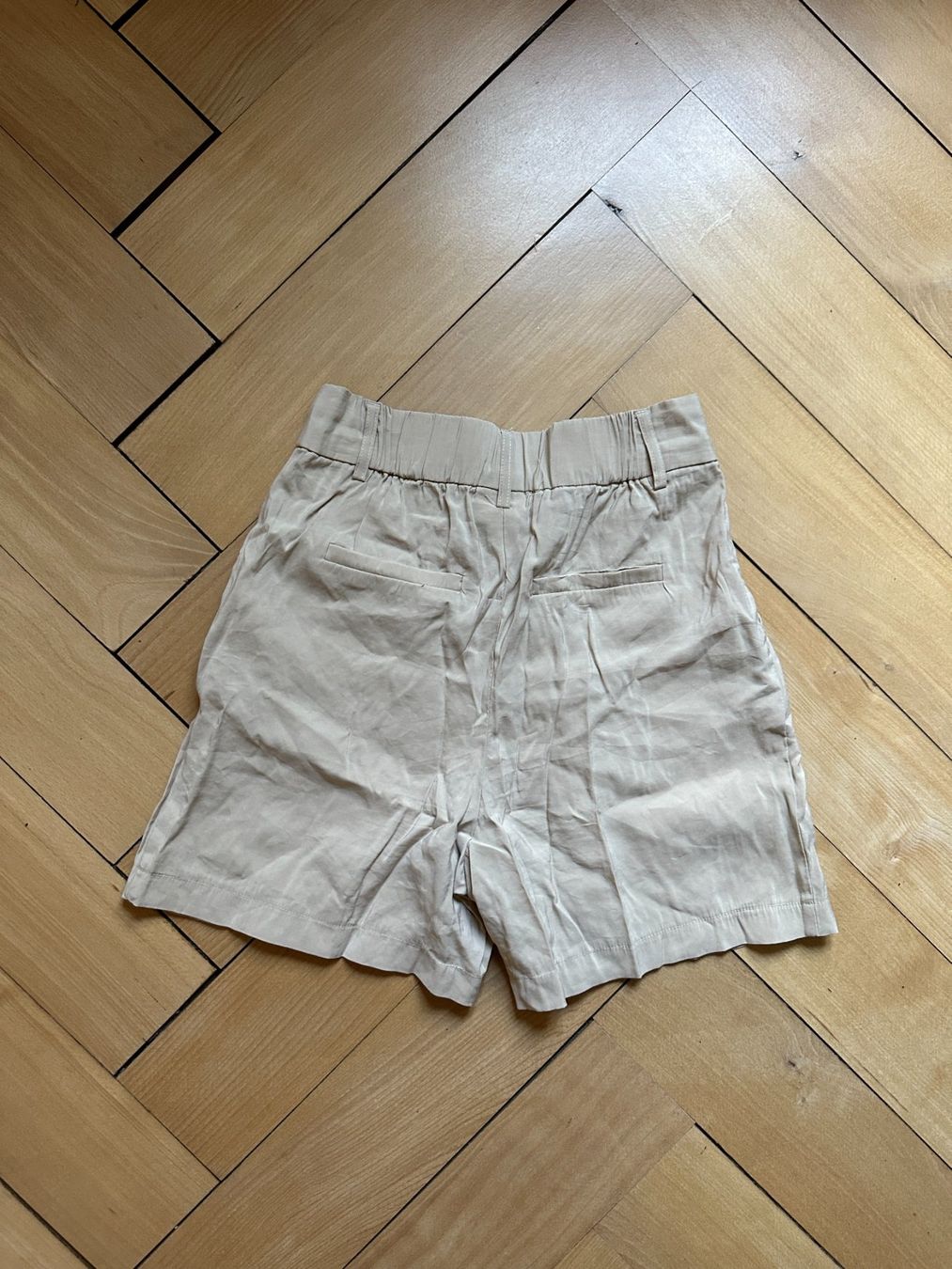 Vila Pantaloni: VILA - Shorts beige locker 34 – Usato da Zürich venduto da Diazaio 2