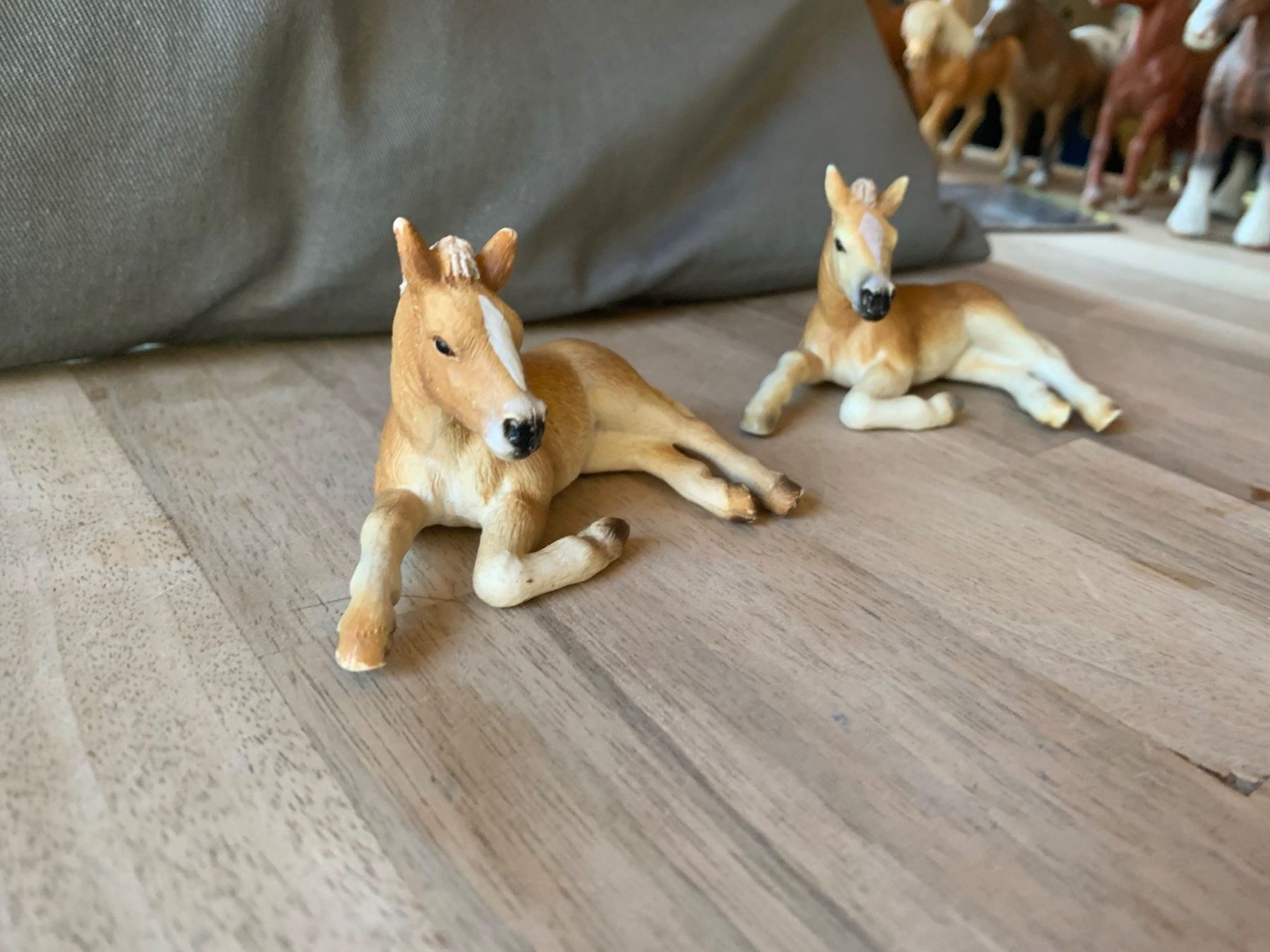 Schleich Figuren: 3 Ponys 2 Fohlen – Gebraucht aus Richterswil von irenemiz 1