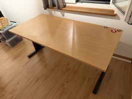 Robuster Schreibtisch in gutem Zustand