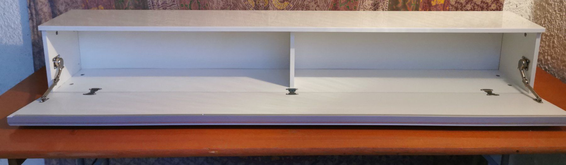 Regale: Hängendes Sideboard Hochglanz Weiss Modern & Elegant – Gebraucht aus Horw von Gryas 1