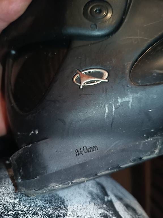 Herrenschuhe: Skischuhe 34cm und Helm L – Gebraucht aus Arbon von Bieridiot