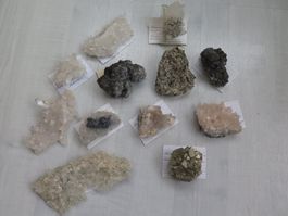 12 Mineralien, Bergkristalle, Pyrit und Calcite