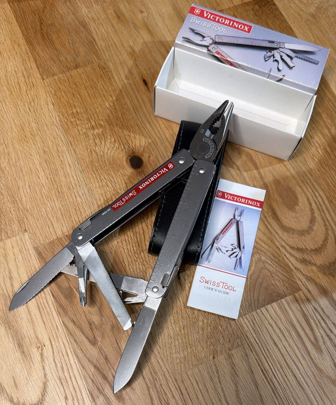 Victorinox Coltelli tascabile: VICTORINOX SWISSTOOL MIT ETUI – Nuovo e nell'imballaggio originale da Zürich venduto da Frei-Occasionen 1