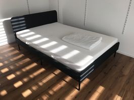 Neuwertiges Bett mit Matraze und Schoner IKEA Modell Slattum