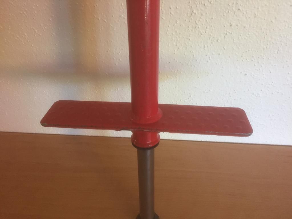 Hometrainer: Hüpfstab rot     Pogo Stick – Gebraucht aus Zuzwil SG von Skotm 1