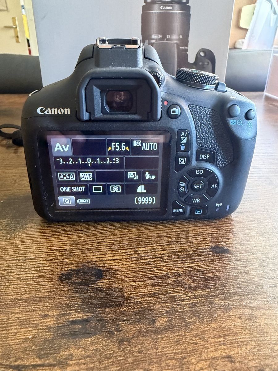Canon Appareil photo: Canon EOS 2000D EF-S 18-55 IS II Kit – D'occasion à Lohn-Ammannsegg par Shoes_and_Sox 2