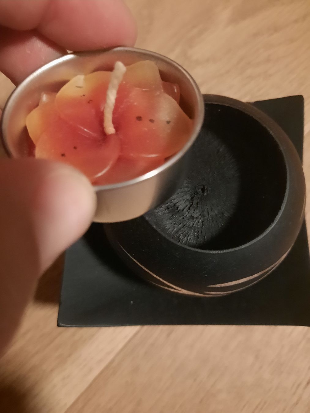 Candele: Schwarzes Kerzenhalter-Set mit dekorativer Duftkerze – Nuovo e nell'imballaggio originale da Unterterzen venduto da elebo 7