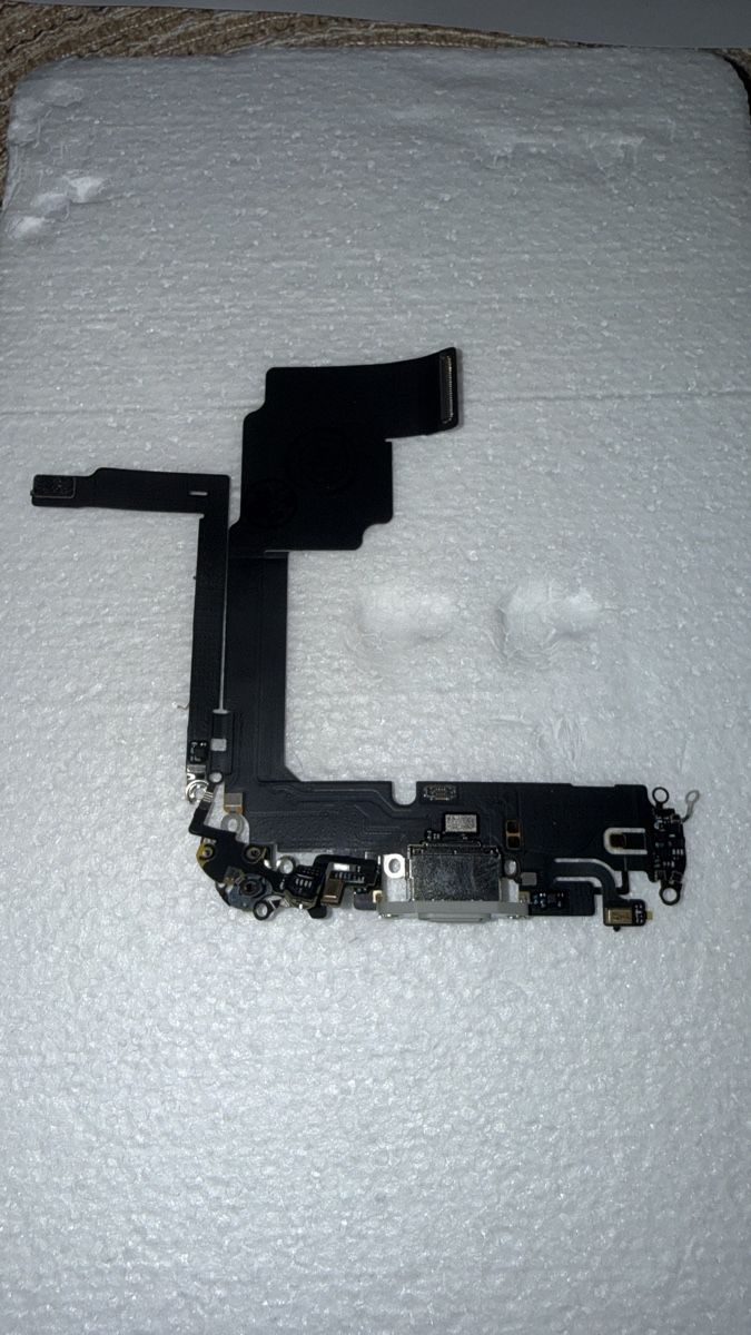 Apple Telefoni cellulari / Smartphones: Connecteur de charge iPhone 15 pro original - Pièce détachée – Nuovo e nell'imballaggio originale da Leukerbad venduto da mig_8bbp