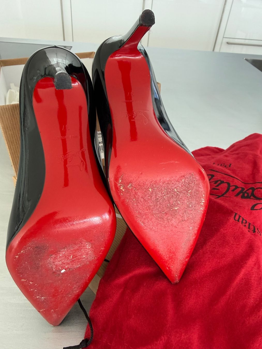 Christian Louboutin Damenschuhe: LOUBOUTIN 10 CM noir vernis 37 – Gebraucht aus RICHTERSWIL von mftjt63 1
