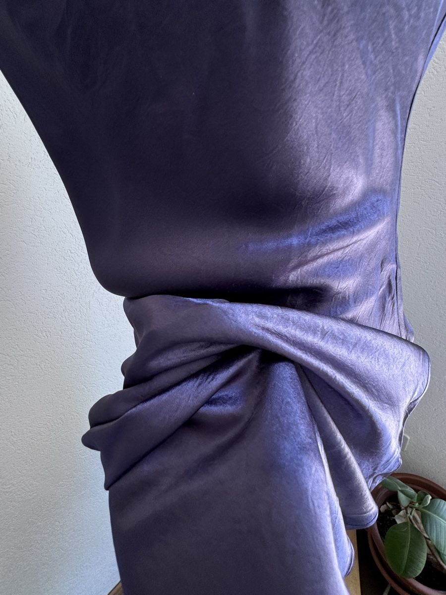 Vestiti: Langes, violettes Kleid, 100 % Acetat, Größe S/M – Nuovo e nell'imballaggio originale da Veyras venduto da ValClasse 3