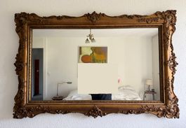 Grosser antiker Spiegel mit goldener Verzierung