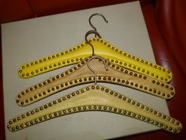 3 Kleiderbügel mit Nieten, vintage