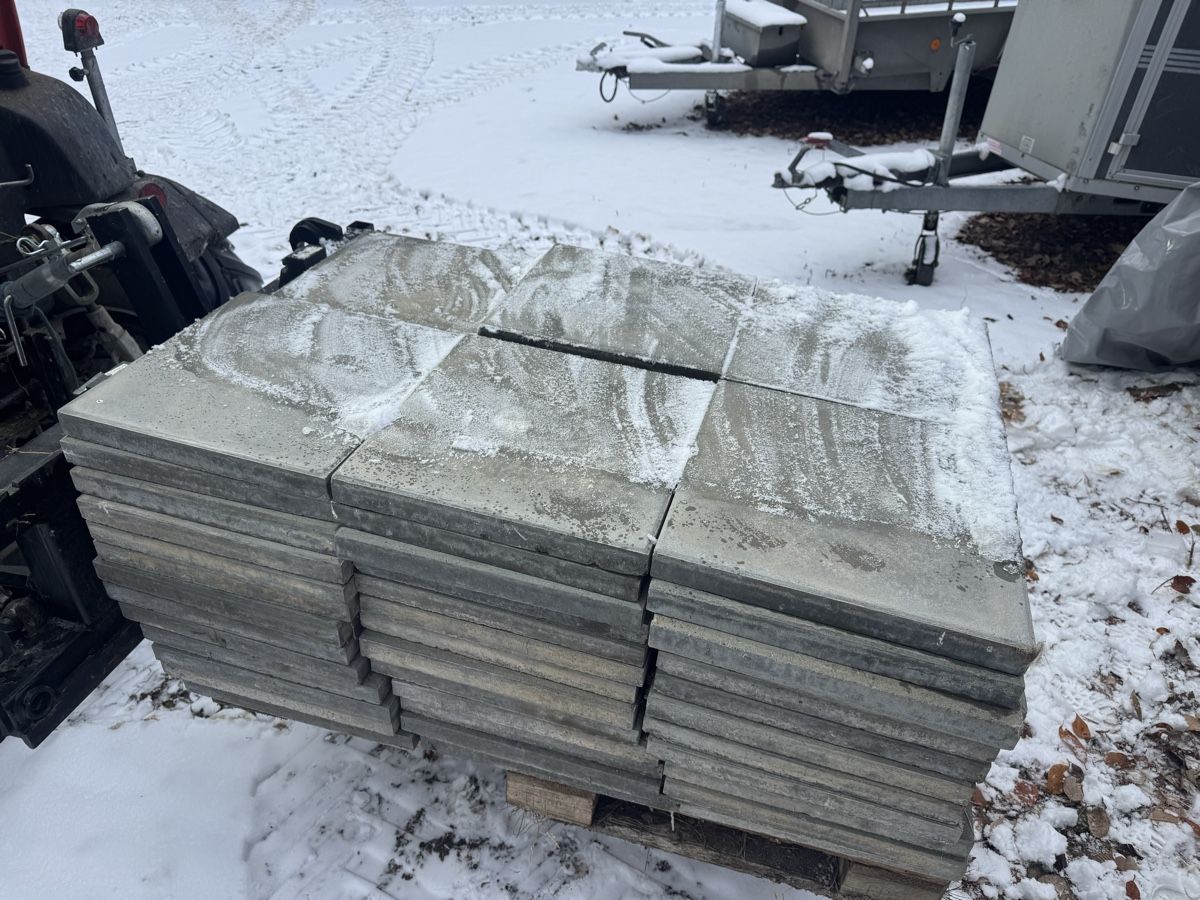 Rivestimenti per pavimenti: Gartenplatten – Usato da Stierva venduto da Gl.farrer