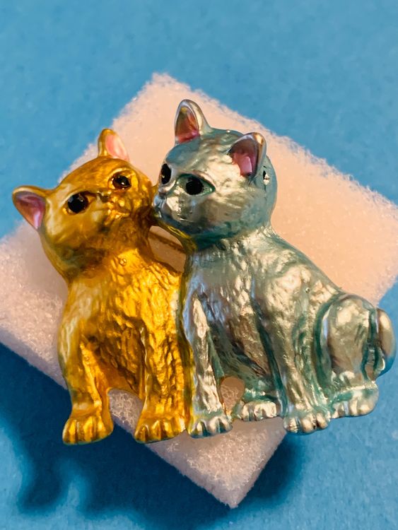 Produktbild von Schwarzes Und Weißes Marcasit-Zwei Niedliche Sitzende Katzenkätzchen- Kätzchen-Brosche Für Frauen 925 Sterlingsilber Mit Schwarzem Onyx