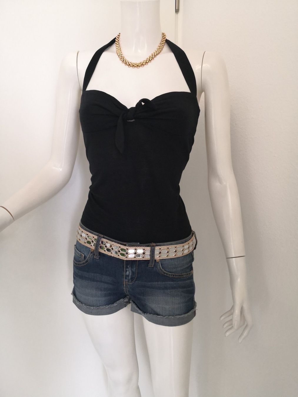 Mango Top: 🤩MANGO TOP SCHWARZ MIT KNOTEN – Usato da Olten venduto da Naja-Twins-Twins 3