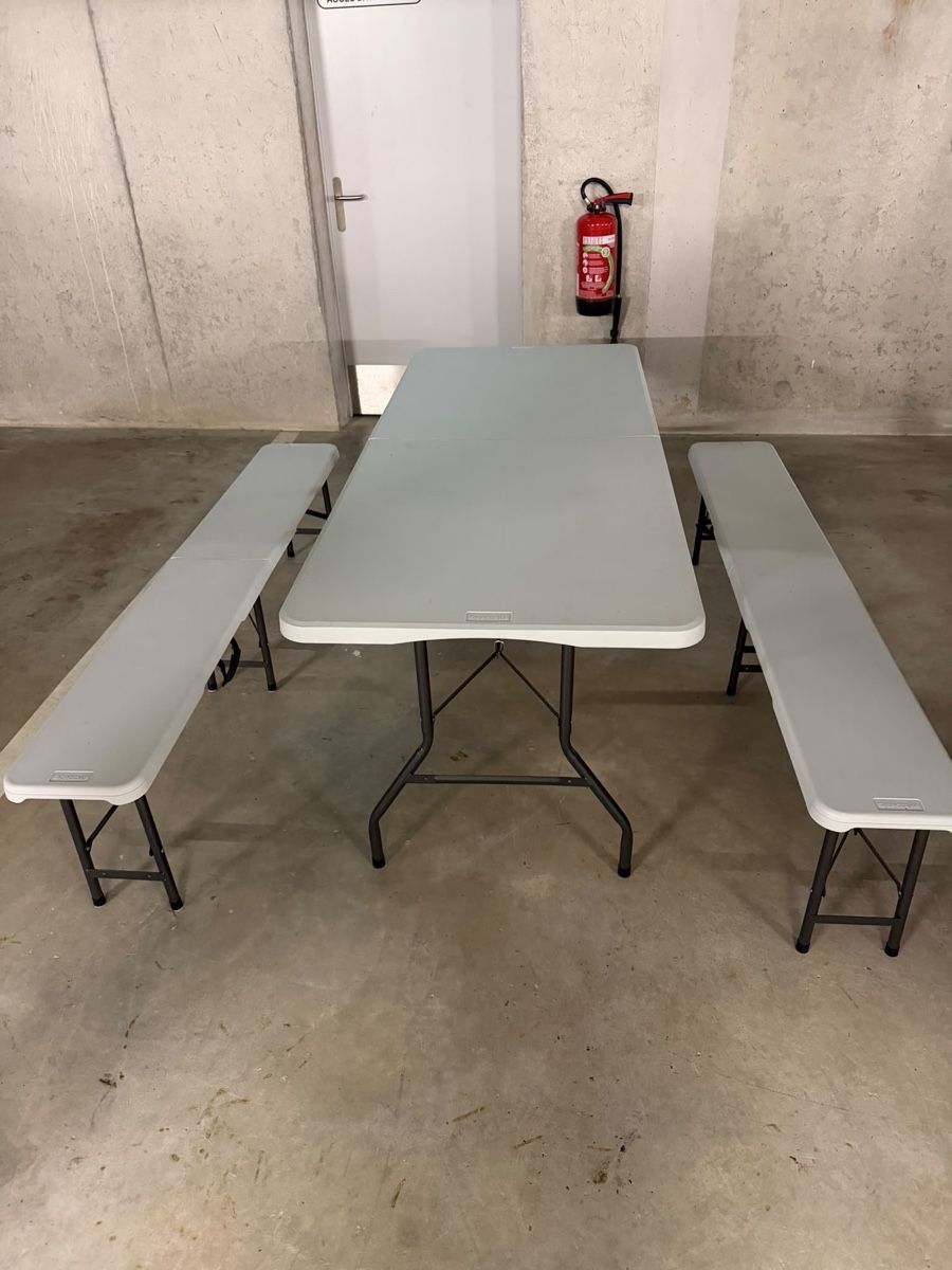 Set de table et chaises: Ensemble table et bancs pliants gris – D'occasion à Yverdon-les-Bains par hal_jq27