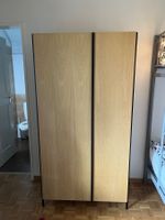 Grosser Kleiderschrank Eiche-Optik, viel Stauraum, gut er...