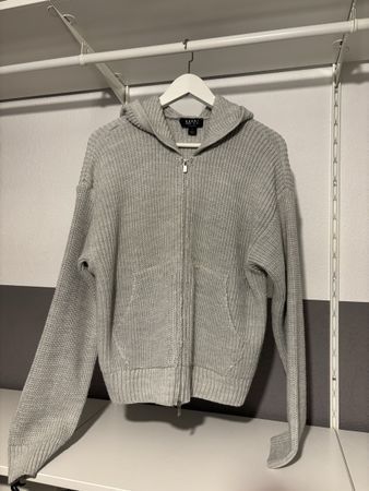 GRAUE KAPUZENSTRICKJACKE