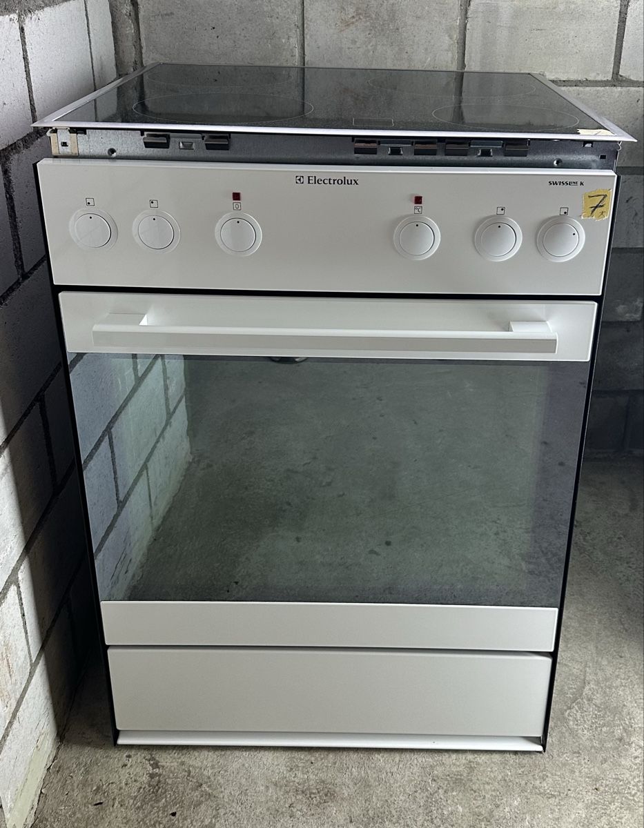 Appareils de cuisine: Elektrolux Backofen mit Glaskeramikherd – D'occasion à Pieterlen par kra_s8rv