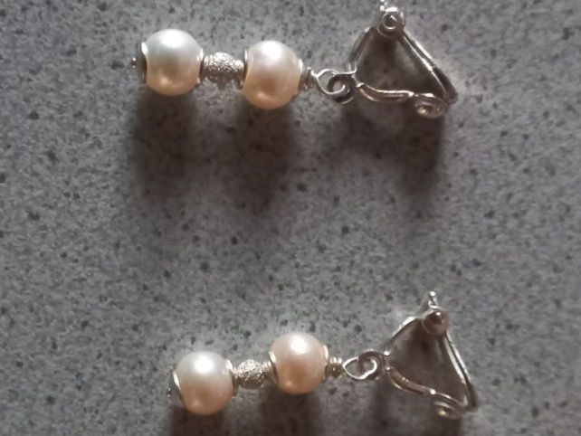 Orecchini pendenti & Orecchini a lobo: Elegante Ohrclips mit Perlen und Silber Kugel – Nuovo (secondo la descrizione) da Winistorf venduto da acreativ2 2