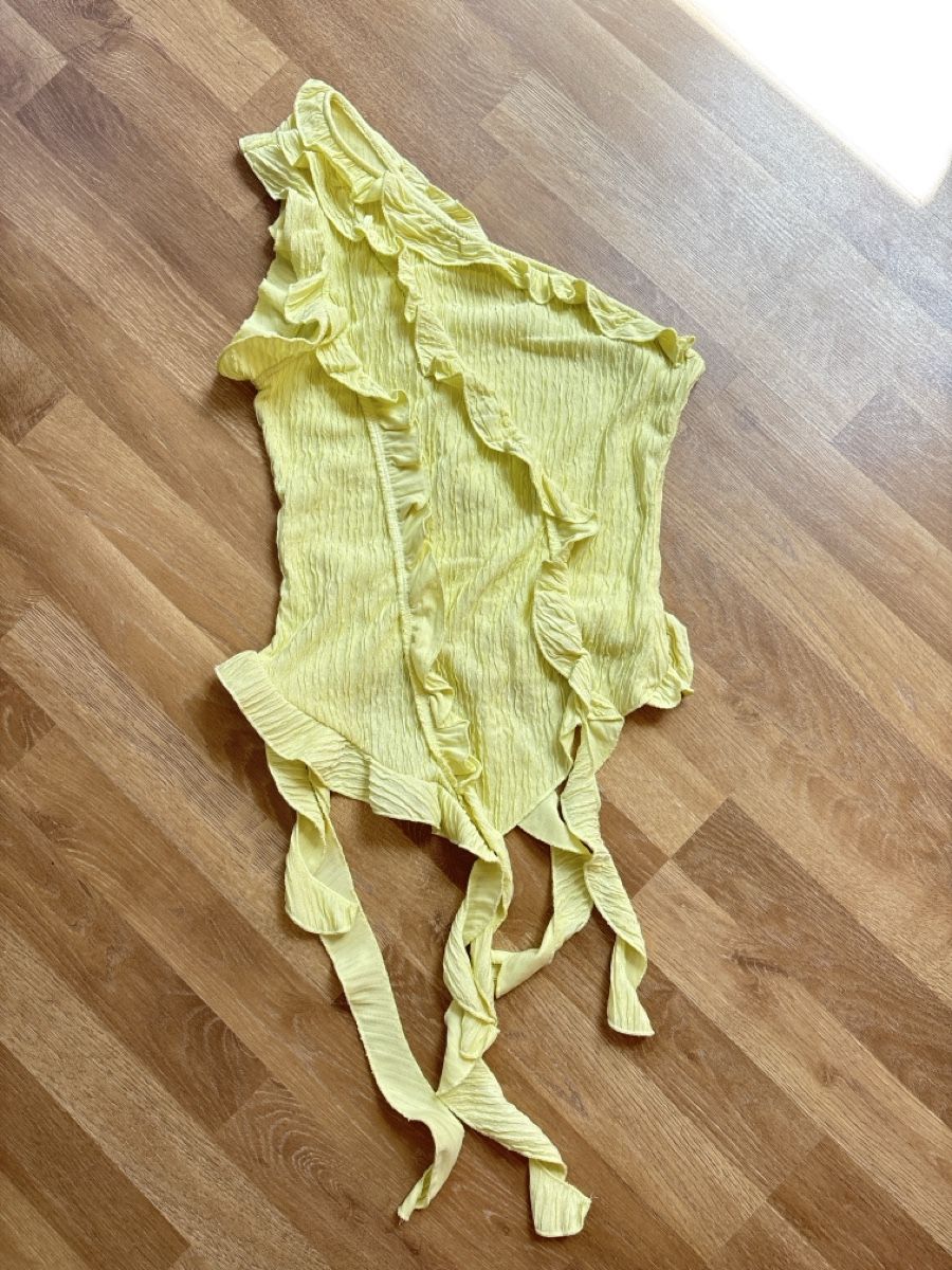 Shein Top: Shein one-shoulder ruffled bright yellow top - size S – Nuovo (secondo la descrizione) da Zollikon venduto da ely.p