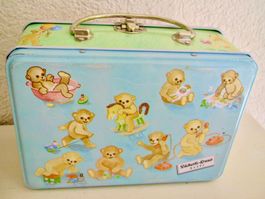 VALISE DE POUPEE EN METAL LAKERLI HUUS AVEC HABITS DE POUPEE
