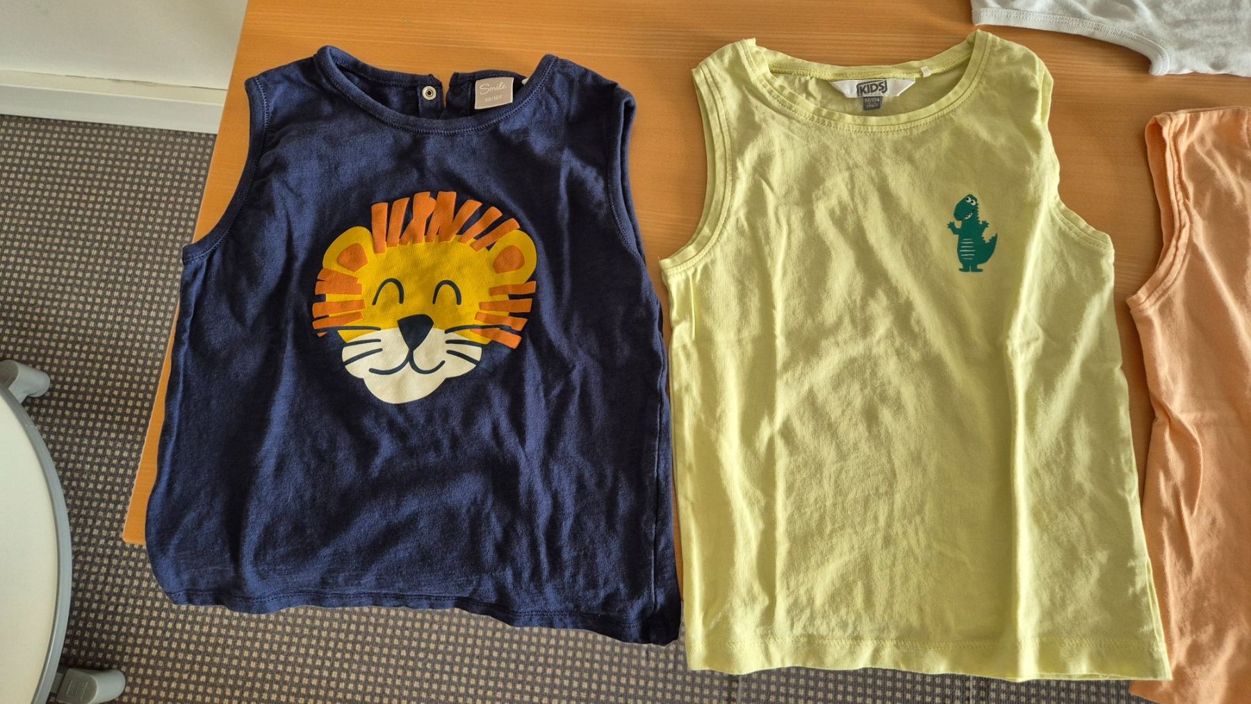 T-shirt: 8 débardeurs taille 98/104 : PN: CHF 39.90 – Usato da Goumoens-la-Ville venduto da cfaIII 1