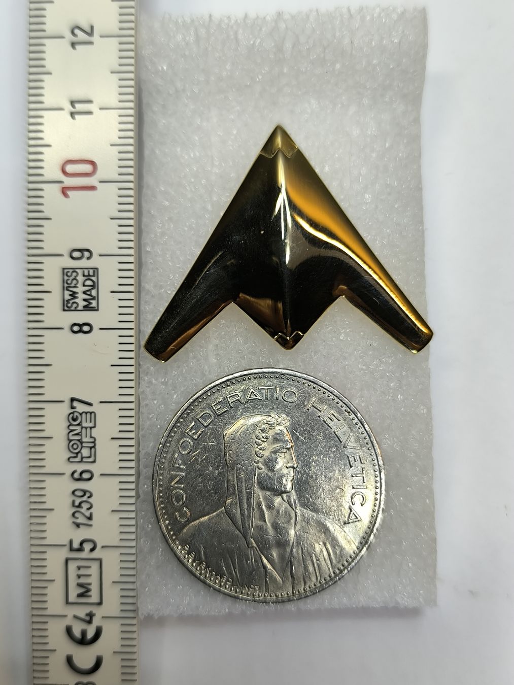 Placchette & Badge: Anstecknadel stealth-Flugzeug  goldfarben  – Usato da Boniswil venduto da ilk_qkq5