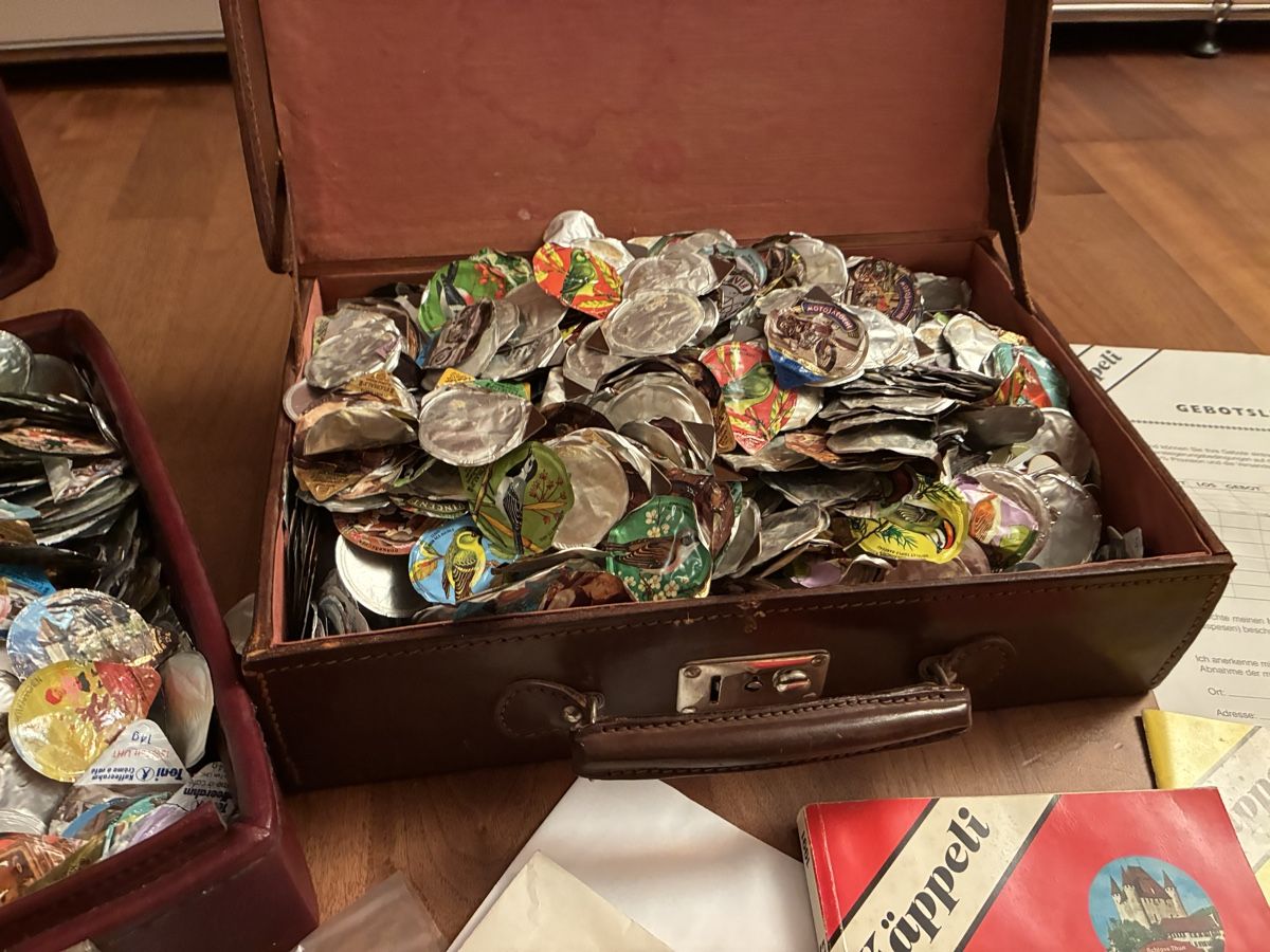 Coperchi dei cremini per caffè: Grosse Kaffeerahmdeckeli Deckel Sammlung mit Katalog – Usato da Auslikon venduto da Velvet654 2
