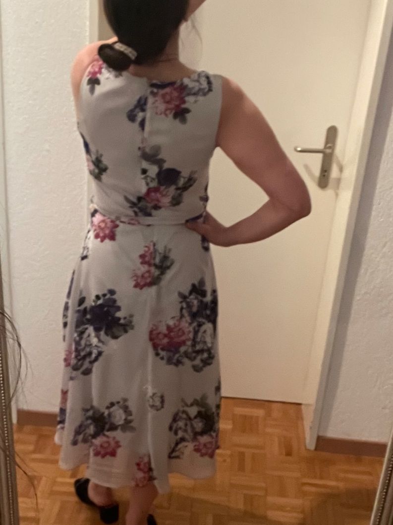Vestiti: Sommerliches Midikleid mit Blumenmuster, Grösse 38 – Usato da Zürich venduto da Maggi1980 1