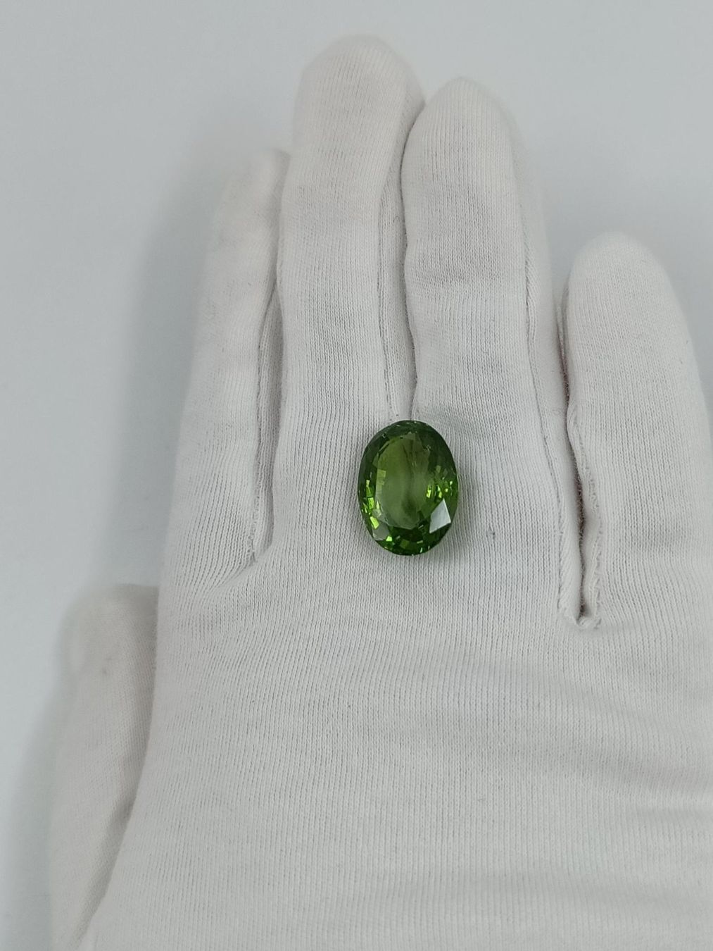 Pietre preziose: 1 GRÜNER PERIDOT, 17.26 CT. – Usato da Luzern venduto da EdiGem 7