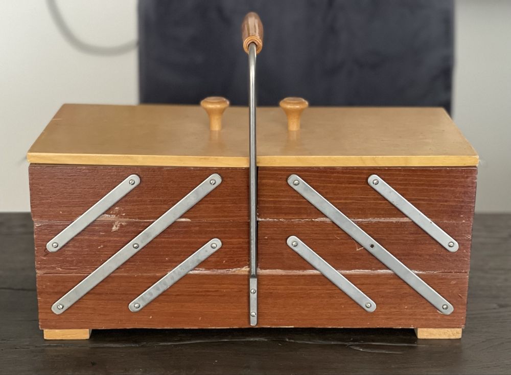 Omas Nähkästchen aus Holz 70er Jahre mit Inhalt (Gebraucht) in ...