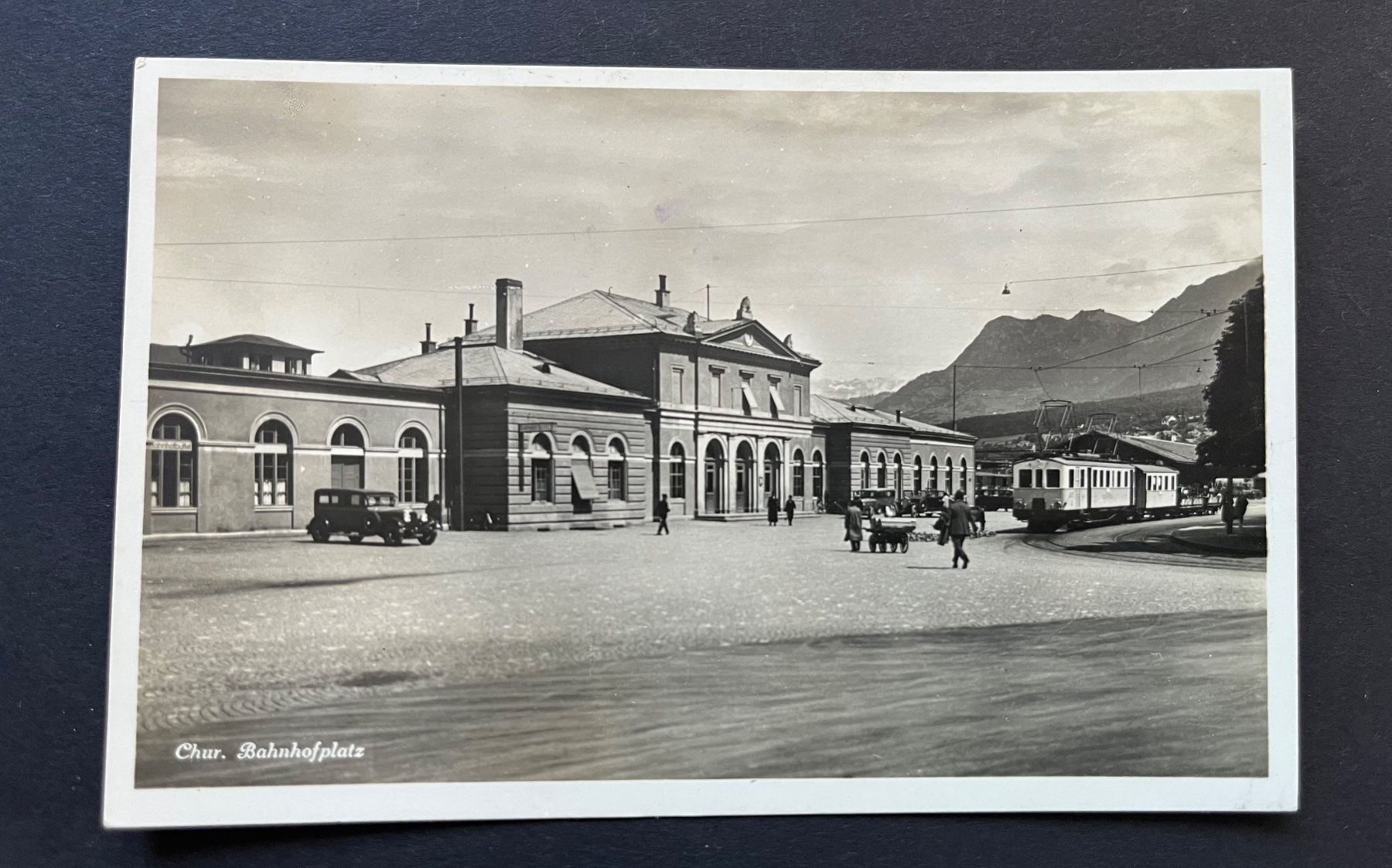 Cartoline postali: Chur. Bahnhofplatz, Zug, Oldtimer Auto, ca. 1930 – Usato da Ostermundigen venduto da DaxKarten-75