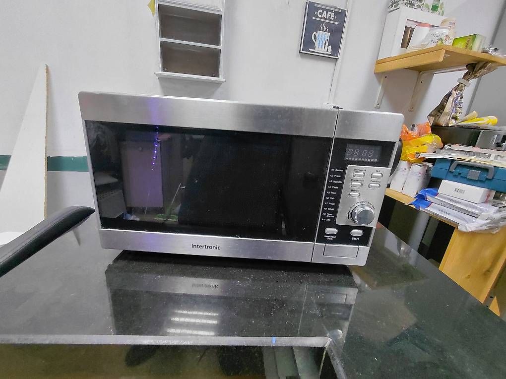 Appareils de cuisine: Mikrowelle mit Grill Back Umluftfunktion – D'occasion à Embrach par mee